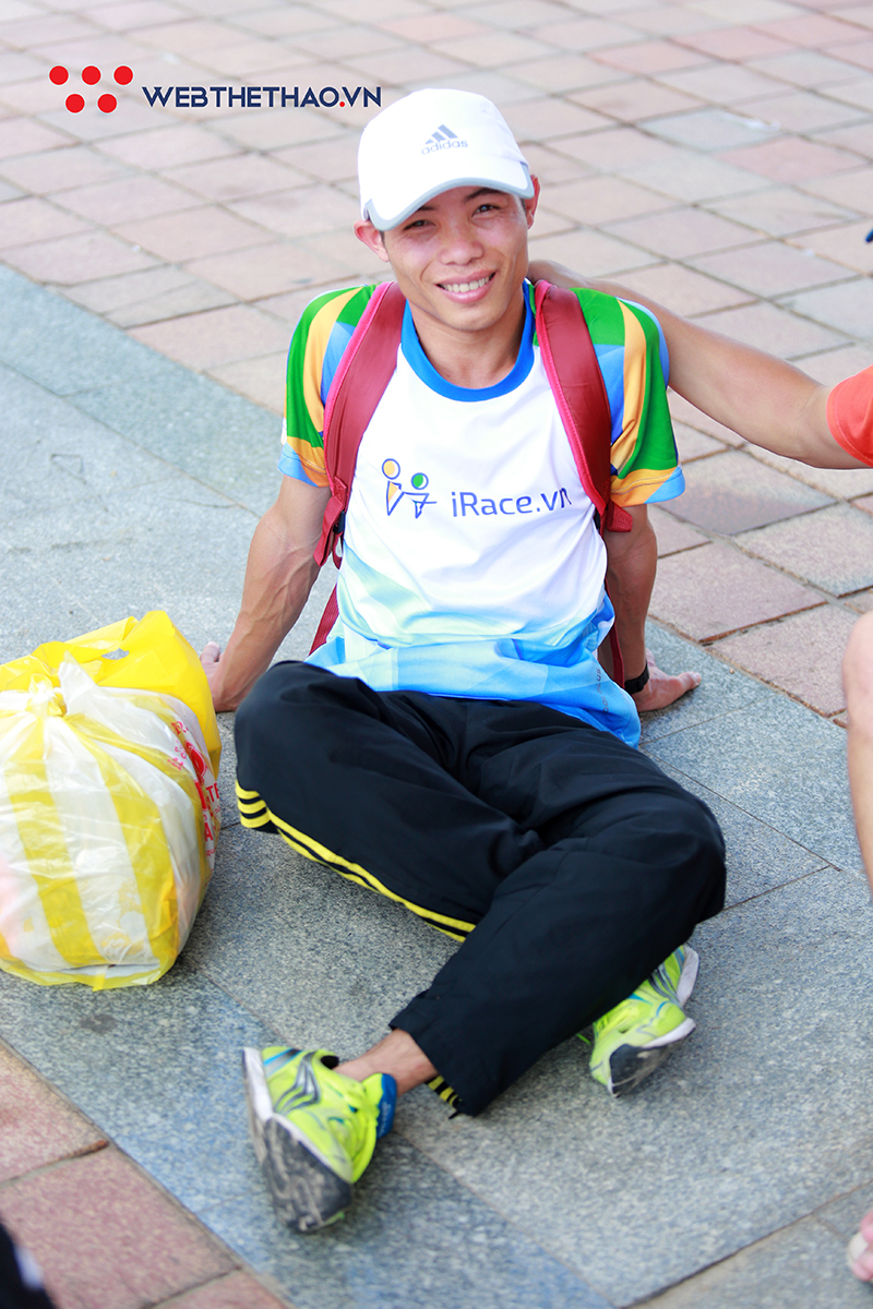 Lê Tấn Hi lần đầu vô địch Đà Nẵng International Marathon với đôi giày thủng ngón
